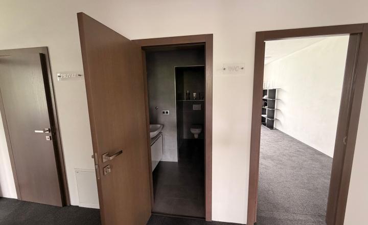 Na predaj nadštandardné administratívno-skladové priestory vo Svätom Jure vrátane pozemku 2086 m2 - fotografia 16