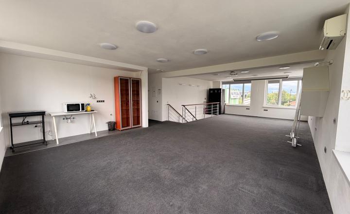 Na predaj nadštandardné administratívno-skladové priestory vo Svätom Jure vrátane pozemku 2086 m2 - fotografia 17