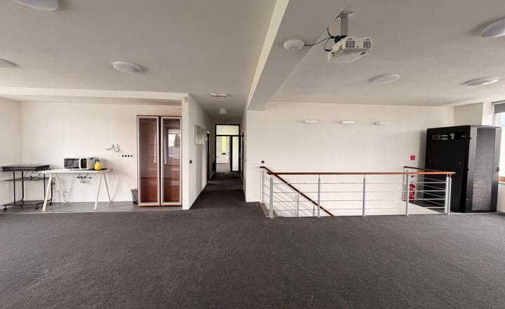 Na predaj nadštandardné administratívno-skladové priestory vo Svätom Jure vrátane pozemku 2086 m2 - fotografia 18