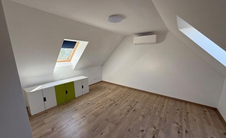 Na prenájom priestranný 4-izbový mezonet s dvoma balkónmi v pokojnej časti Pezinka - fotografia 5