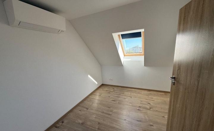 Na prenájom priestranný 4-izbový mezonet s dvoma balkónmi v pokojnej časti Pezinka - fotografia 6
