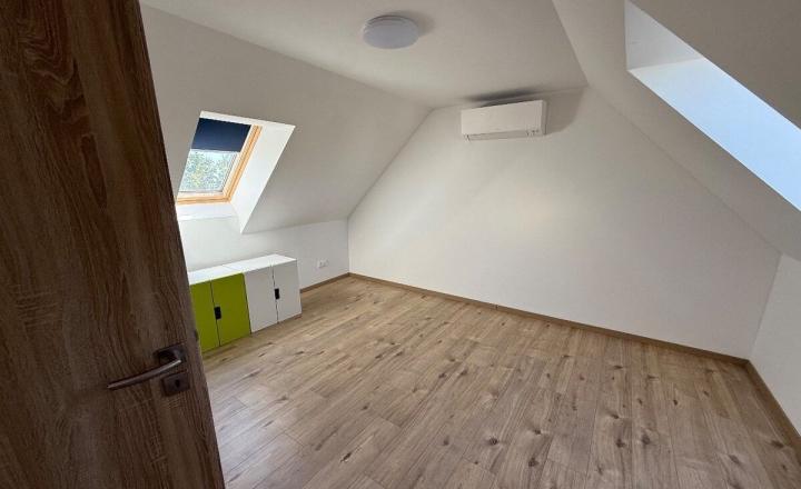 Na prenájom priestranný 4-izbový mezonet s dvoma balkónmi v pokojnej časti Pezinka - fotografia 7