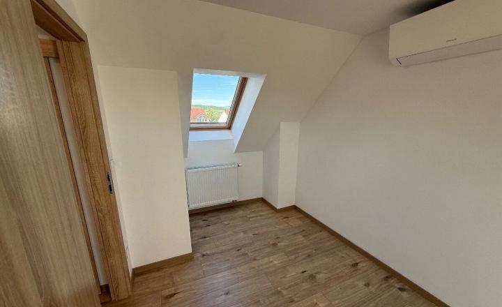 Na prenájom priestranný 4-izbový mezonet s dvoma balkónmi v pokojnej časti Pezinka - fotografia 8