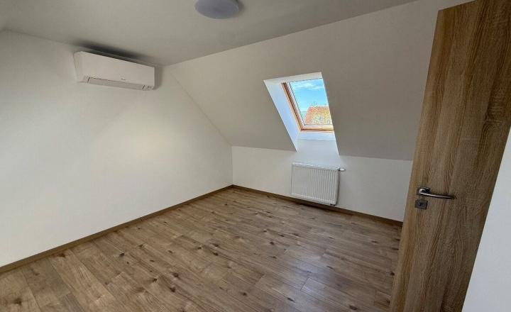 Na prenájom priestranný 4-izbový mezonet s dvoma balkónmi v pokojnej časti Pezinka - fotografia 9