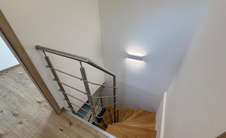 Na prenájom priestranný 4-izbový mezonet s dvoma balkónmi v pokojnej časti Pezinka - fotografia 11