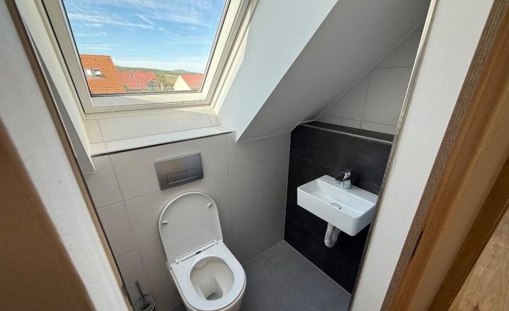 Na prenájom priestranný 4-izbový mezonet s dvoma balkónmi v pokojnej časti Pezinka - fotografia 19