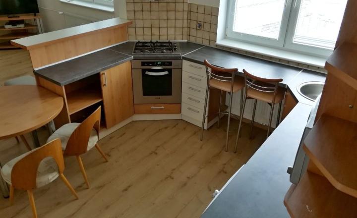 Na prenájom čiastočne zariadený, veľký, 3-izbový klimatizovaný byt s garážou, Trenčín - fotografia 4
