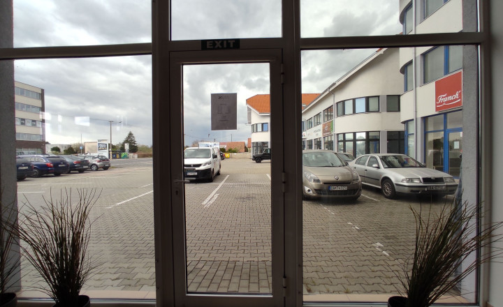 Obchodný priestor 78m2 s PARKINGOM a výkladmi do frekventovanej cesty, Ulica Svornosti