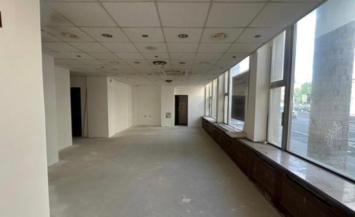 Na prenájom reprezentatívny obchodný priestor s výmerou 445 m2, Bratislava I TOP - fotografia 8