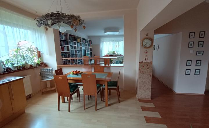 Priestranný rodinný dom s veľkorysým pozemkom v tichej časti centra Malaciek - fotografia 8