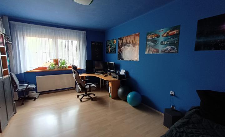 Priestranný rodinný dom s veľkorysým pozemkom v tichej časti centra Malaciek - fotografia 14