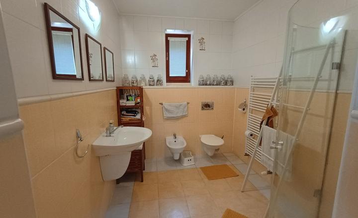 Priestranný rodinný dom s veľkorysým pozemkom v tichej časti centra Malaciek - fotografia 16