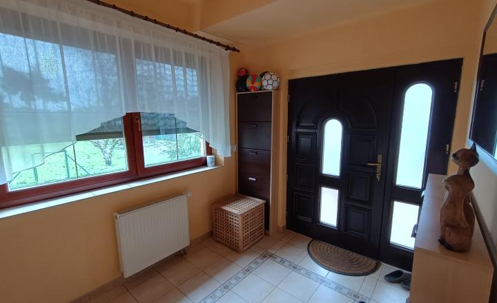 Priestranný rodinný dom s veľkorysým pozemkom v tichej časti centra Malaciek - fotografia 17