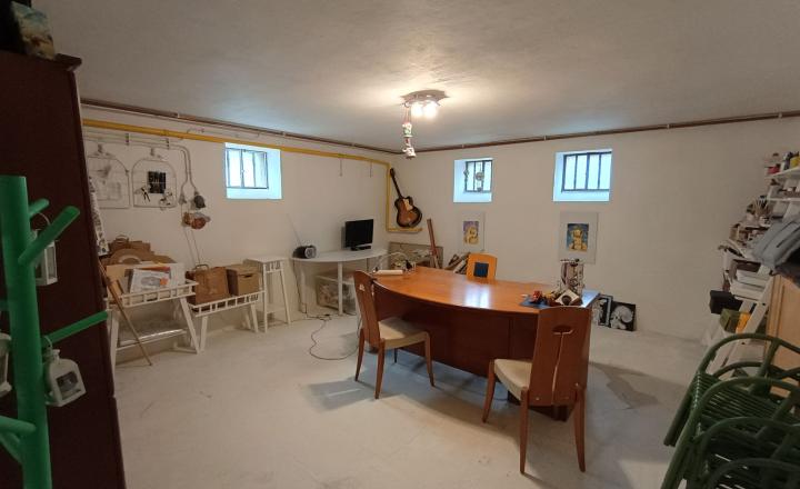 Priestranný rodinný dom s veľkorysým pozemkom v tichej časti centra Malaciek - fotografia 18