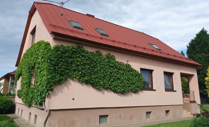 Priestranný rodinný dom s veľkorysým pozemkom v tichej časti centra Malaciek - fotografia 19