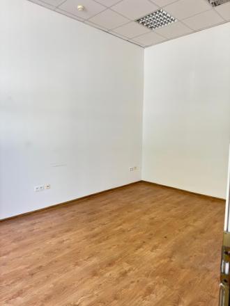  Na prenájom kvalitný obchodný priestor s výmerou 138 m² na ul. Hattalova - fotografia 4