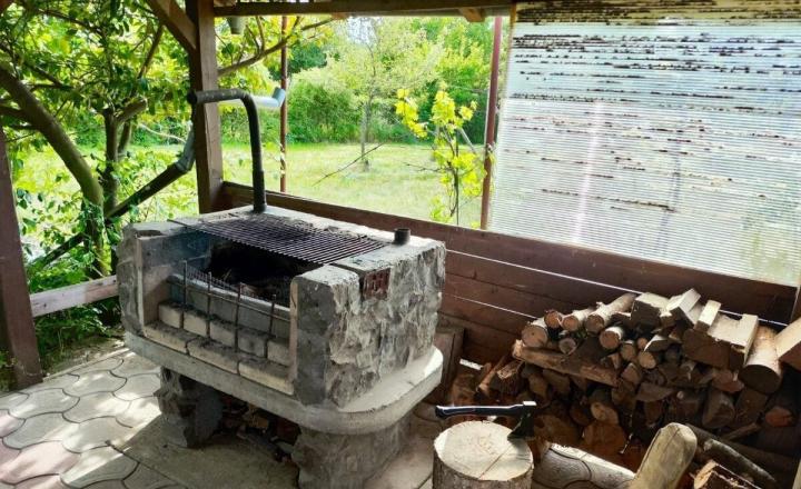 Na predaj rekreačná chatka s veľkým slnečným pozemkom pri Kučišdorskej doline – Pezinok TOP - fotografia 4