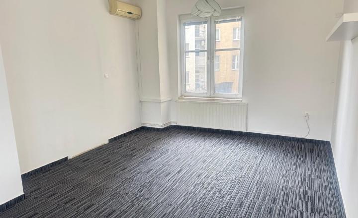 Na prenájom priestranný, nezariadený byt výmerou 87m2 v centre Bratislavy