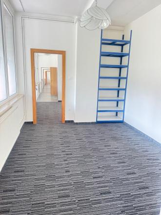 Na prenájom priestranný, nezariadený byt výmerou 87m2 v centre Bratislavy - fotografia 1