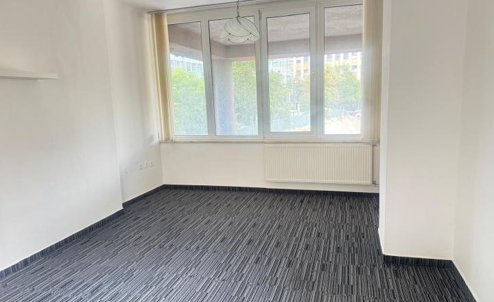 Na prenájom priestranný, nezariadený byt výmerou 87m2 v centre Bratislavy - fotografia 3