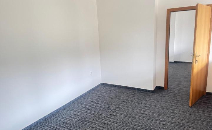 Na prenájom priestranný, nezariadený byt výmerou 87m2 v centre Bratislavy - fotografia 4