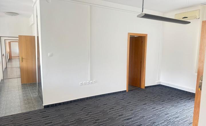 Na prenájom priestranný, nezariadený byt výmerou 87m2 v centre Bratislavy - fotografia 5