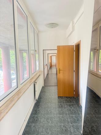 Na prenájom priestranný, nezariadený byt výmerou 87m2 v centre Bratislavy - fotografia 9