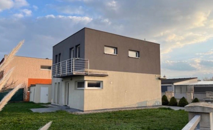 Na predaj priestranný 5-izbový rožný rodinný dom situovaný v pokojnej a vyhľadávanej lokalite - fotografia 1