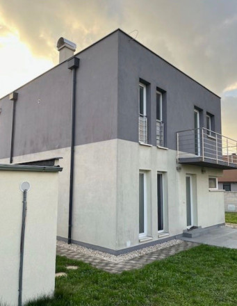Na predaj priestranný 5-izbový rožný rodinný dom situovaný v pokojnej a vyhľadávanej lokalite - fotografia 3