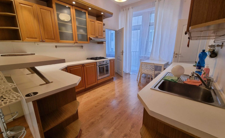 Na prenájom priestranný a svetlý 4,5 izbový byt s výmerou 108 m2 - Bratislava I - fotografia 10