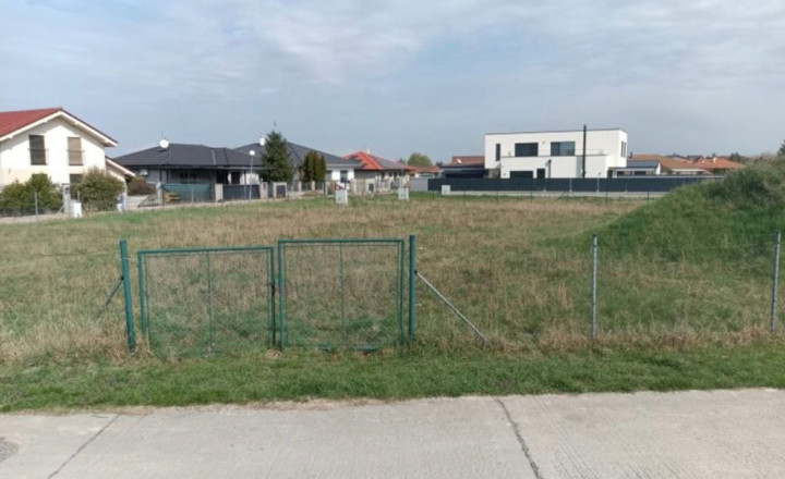 Na predaj atraktívny stavebný pozemok s výmerou 721 m2 - fotografia 1