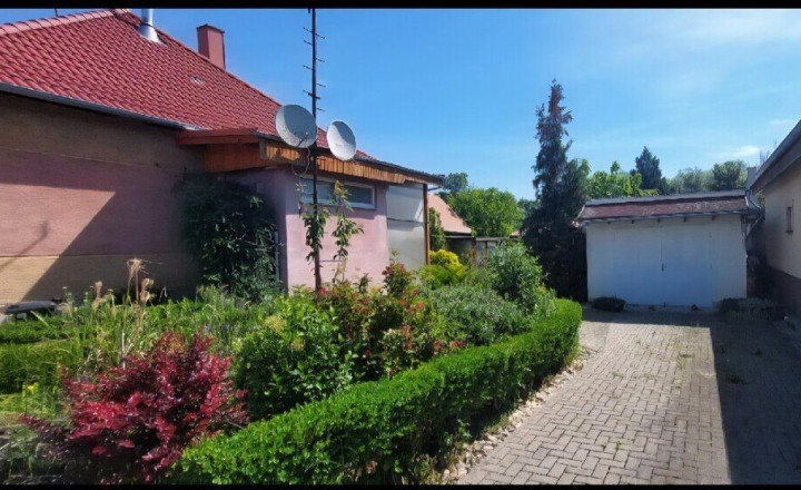 Na predaj priestranný, čiastočne zrekonštruovaný 1-podlažný rodinný dom s veľkým pozemkom 