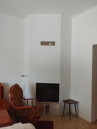 Na predaj priestranný, čiastočne zrekonštruovaný 1-podlažný rodinný dom s veľkým pozemkom  - fotografia 2