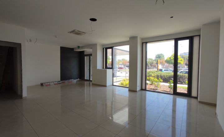 Obchodný/showroom priestor s výkladmi do Bajkalskej ulice, 145m2 - fotografia 1