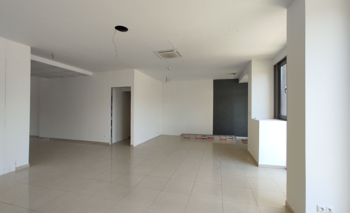 Obchodný/showroom priestor s výkladmi do Bajkalskej ulice, 145m2 - fotografia 5