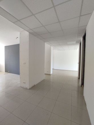 Obchodný/showroom priestor s výkladmi do Bajkalskej ulice, 145m2 - fotografia 8