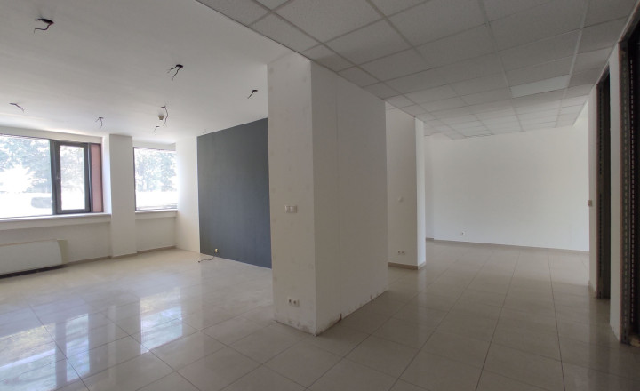 Obchodný/showroom priestor s výkladmi do Bajkalskej ulice, 145m2 - fotografia 9