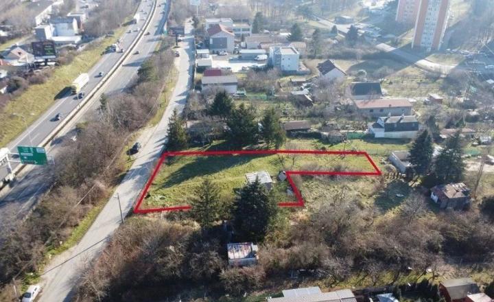 Na predaj investičný stavebný pozemok s projektom polyfunkčnej budovy - Bratislava IV - fotografia 1