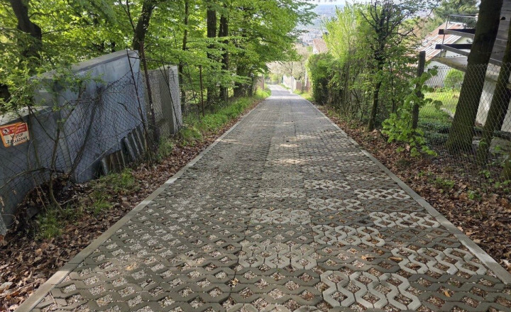 Na predaj atraktívny pozemok s murovanou trojpodlažnou chatou, Bratislava - Rača TOP
