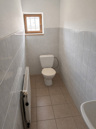 Prenájom – 819m2 Výrobná hala / sklad + 2 izbový byt + kancelária - fotografia 6