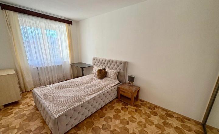 Na dlhodobý prenájom priestranný a kvalitne zariadený 3-izbový byt  - fotografia 10