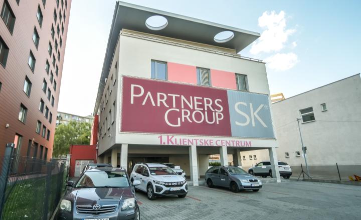 NA PREDAJ Polyfunkčná budova s výbornou dostupnosťou a investičným potenciálom | Bratislava – Nové Mesto - fotografia 1