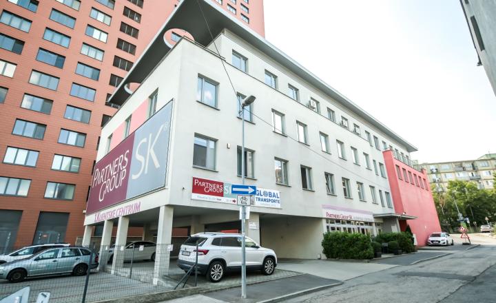 NA PREDAJ Polyfunkčná budova s výbornou dostupnosťou a investičným potenciálom | Bratislava – Nové Mesto - fotografia 2