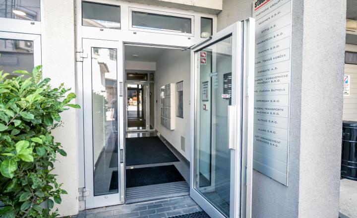 NA PREDAJ Polyfunkčná budova s výbornou dostupnosťou a investičným potenciálom | Bratislava – Nové Mesto - fotografia 3