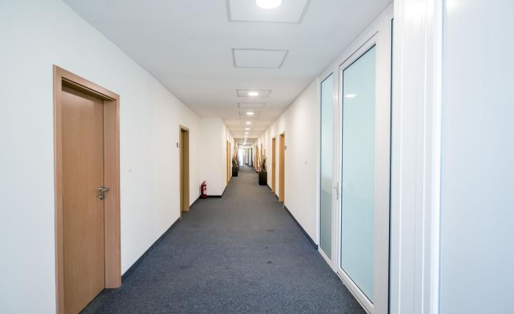 NA PREDAJ Polyfunkčná budova s výbornou dostupnosťou a investičným potenciálom | Bratislava – Nové Mesto - fotografia 8