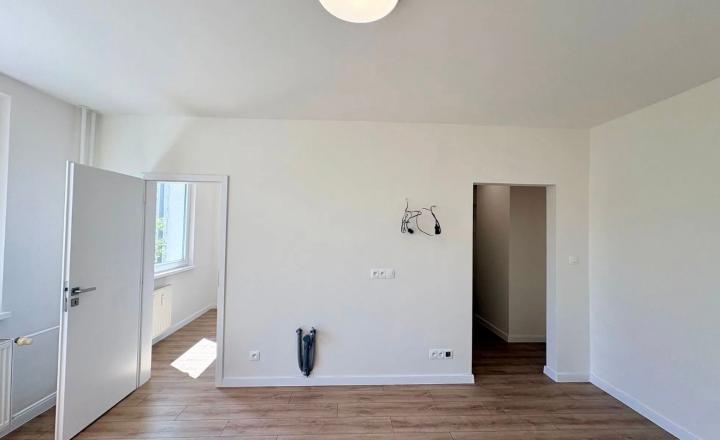 Na predaj útulný a moderne zrekonštruovaný 1,5-izbový byt v stave holobyt  - fotografia 1