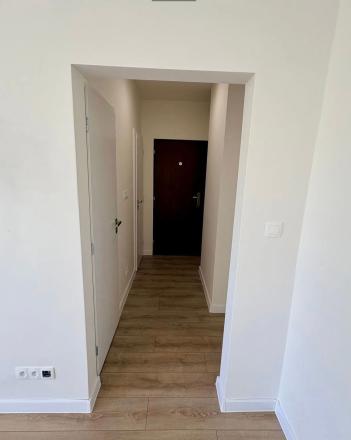Na predaj útulný a moderne zrekonštruovaný 1,5-izbový byt v stave holobyt  - fotografia 4