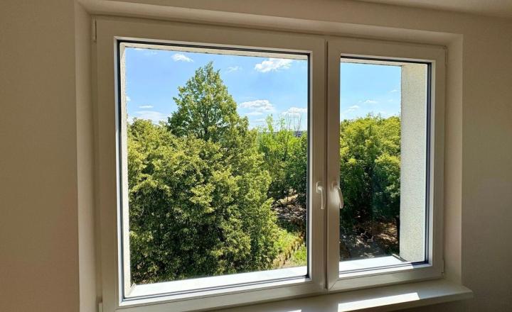 Na predaj útulný a moderne zrekonštruovaný 1,5-izbový byt v stave holobyt  - fotografia 9