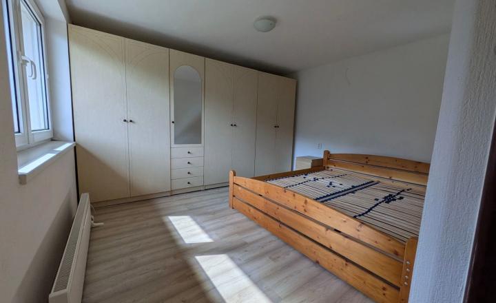Na predaj slnečný 4-izbový domček v krásnej a pokojnej lokalite  - fotografia 6
