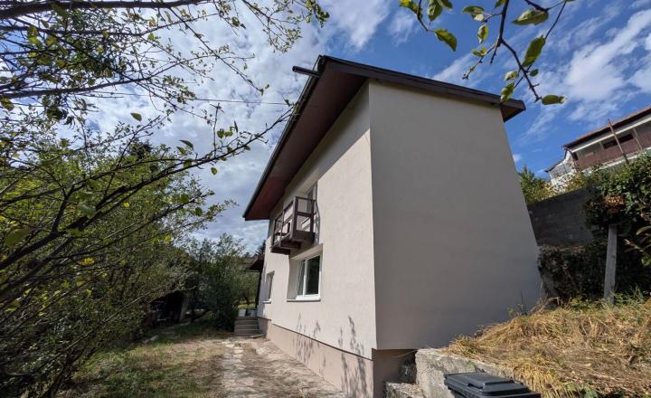 Na predaj slnečný 4-izbový domček v krásnej a pokojnej lokalite  - fotografia 15